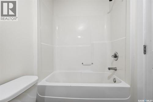 915 Athabasca Street E, Moose Jaw, SK - Indoor Photo Showing Bathroom