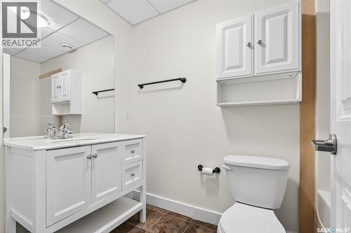 915 Athabasca Street E, Moose Jaw, SK - Indoor Photo Showing Bathroom