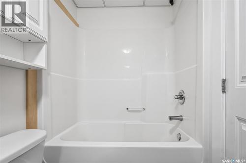 915 Athabasca Street E, Moose Jaw, SK - Indoor Photo Showing Bathroom
