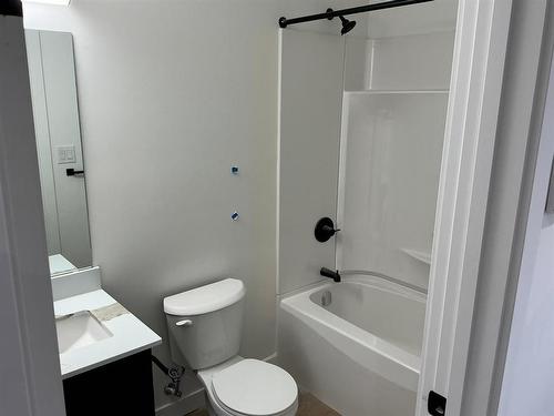 129 5Th Avenue, Swan River, MB - Indoor Photo Showing Bathroom
