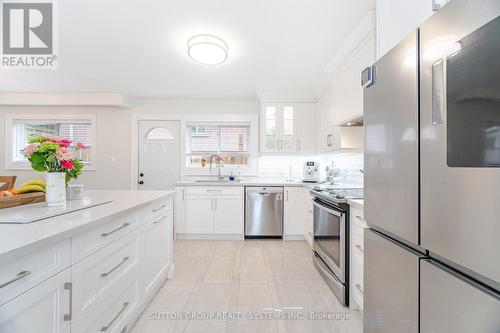 175 Connaught Crescent, Caledon, ON - Indoor Photo Showing Kitchen With Upgraded Kitchen