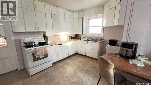 46 Pacific Avenue, Maple Creek, SK - Indoor Photo Showing Kitchen With Double Sink
