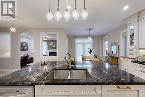 192 Tonner Crescent, Aurora, ON - Indoor Photo Showing Kitchen With Double Sink With Upgraded Kitchen