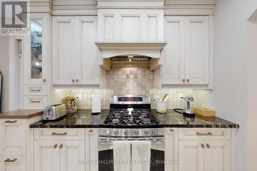 192 Tonner Crescent, Aurora, ON - Indoor Photo Showing Kitchen With Upgraded Kitchen