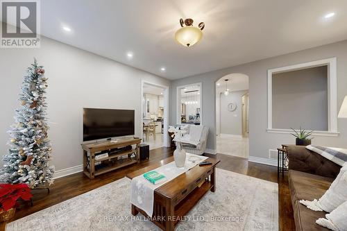 192 Tonner Crescent, Aurora, ON - Indoor Photo Showing Living Room