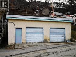 Detached double garage. - 