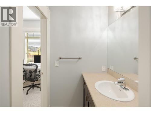 667 Devonian Avenue, Kelowna, BC - Indoor Photo Showing Bathroom