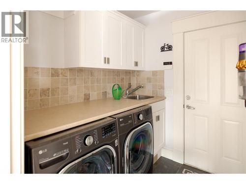667 Devonian Avenue, Kelowna, BC - Indoor Photo Showing Laundry Room