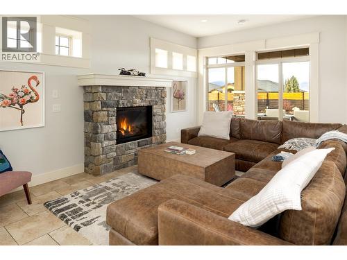 667 Devonian Avenue, Kelowna, BC - Indoor Photo Showing Living Room With Fireplace