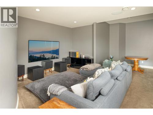 667 Devonian Avenue, Kelowna, BC - Indoor Photo Showing Living Room
