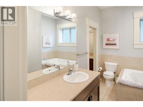 667 Devonian Avenue, Kelowna, BC - Indoor Photo Showing Bathroom