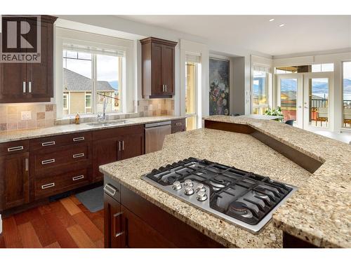 667 Devonian Avenue, Kelowna, BC - Indoor Photo Showing Kitchen