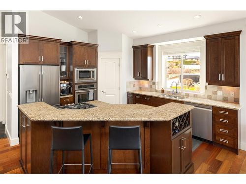 667 Devonian Avenue, Kelowna, BC - Indoor Photo Showing Kitchen With Upgraded Kitchen