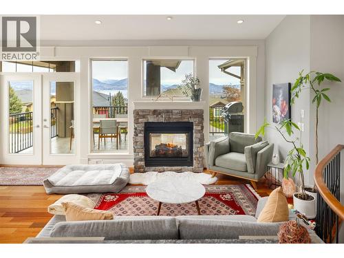 667 Devonian Avenue, Kelowna, BC - Indoor Photo Showing Living Room With Fireplace