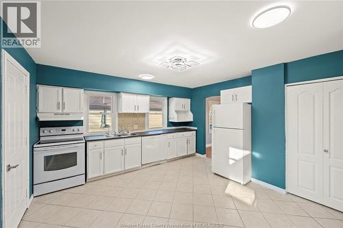 1987 Buckingham, Windsor, ON - Indoor Photo Showing Kitchen With Double Sink