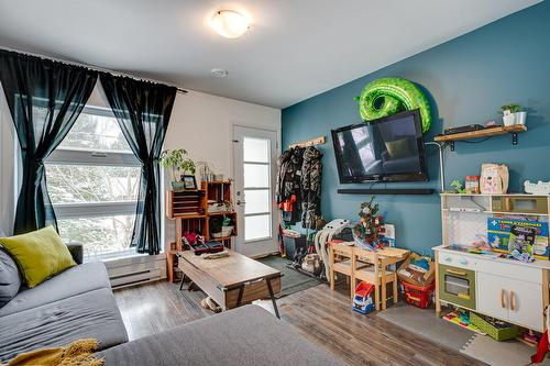 Salon - 41 Rue Robitaille, Sainte-Adèle, QC - Indoor
