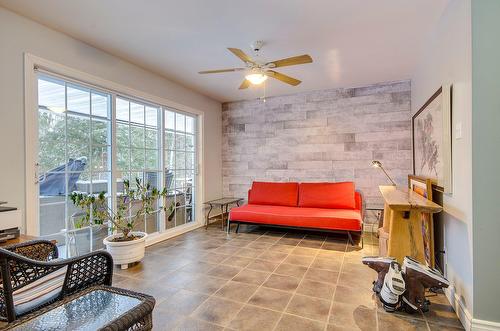 Salle familiale - 191 Ch. Des Pinsons, Sutton, QC 