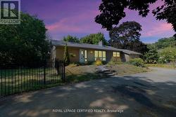 122 SELGROVE CRESCENT  Oakville, ON L6L 1L3