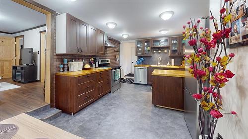 329 Main Street, Wawanesa, MB - Indoor Photo Showing Other Room