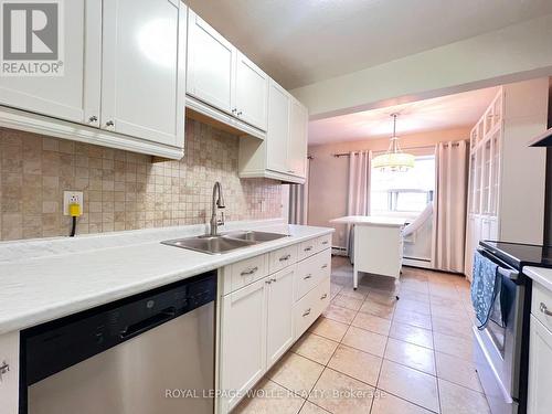 283 Fairway Road N, Kitchener, ON - Indoor Photo Showing Kitchen With Double Sink With Upgraded Kitchen