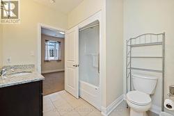 Well-sized 4-pc bath - 