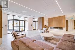 Concierge-Style Entrance - 