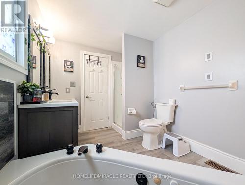 39 Endeavour Drive, Cambridge, ON - Indoor Photo Showing Bathroom