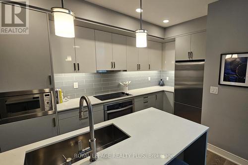105 - 1575 Lakeshore Road W, Mississauga, ON - Indoor Photo Showing Kitchen With Upgraded Kitchen