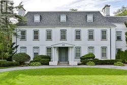 324 OLD YONGE STREET  Toronto, ON M2P 1R4