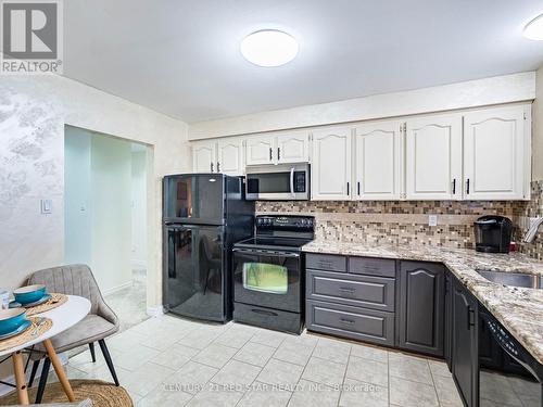 25 Devonshire Drive, Brampton, ON - Indoor Photo Showing Kitchen