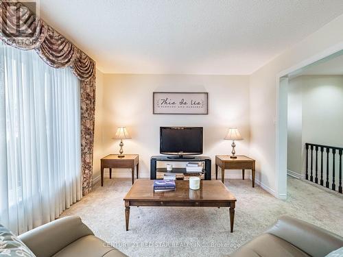 25 Devonshire Drive, Brampton, ON - Indoor Photo Showing Living Room