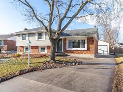 828 WOODWARD Crescent  Sarnia, ON N7V 2E6