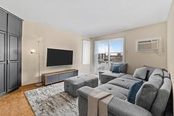 1687 Rue des Saphirs  Longueuil (Saint-Hubert), QC J4T 3S7