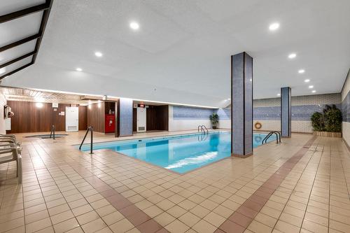 Piscine - 107-5740 Av. Rembrandt, Côte-Saint-Luc, QC - Indoor Photo Showing Other Room With In Ground Pool
