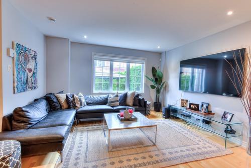 Salon - 3895Z Rue Céline-Marier, Montréal (Saint-Laurent), QC 