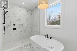 Primary ensuite, soaker tub, walk-in shower - 