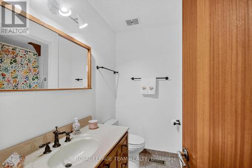 Family bath main level - 46 Quinpool Crescent, Ottawa, ON - Indoor Photo Showing Bathroom