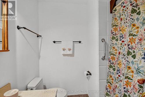 Family bath main level - 46 Quinpool Crescent, Ottawa, ON - Indoor Photo Showing Bathroom