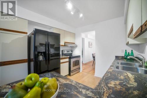 1464 Credit Woodlands Court, Mississauga, ON - Indoor Photo Showing Kitchen With Double Sink