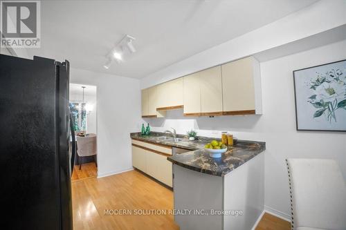 1464 Credit Woodlands Court, Mississauga, ON - Indoor Photo Showing Kitchen With Double Sink