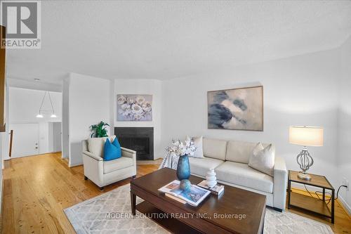 1464 Credit Woodlands Court, Mississauga, ON - Indoor Photo Showing Living Room