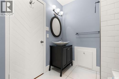 3304 Hill Avenue, Regina, SK - Indoor Photo Showing Bathroom