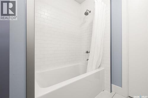 3304 Hill Avenue, Regina, SK - Indoor Photo Showing Bathroom