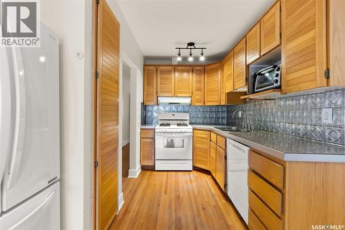 3304 Hill Avenue, Regina, SK - Indoor Photo Showing Kitchen