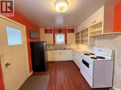 423 Dennis Street, Herbert, SK - Indoor Photo Showing Kitchen With Double Sink