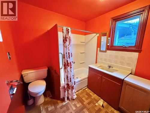 423 Dennis Street, Herbert, SK - Indoor Photo Showing Bathroom