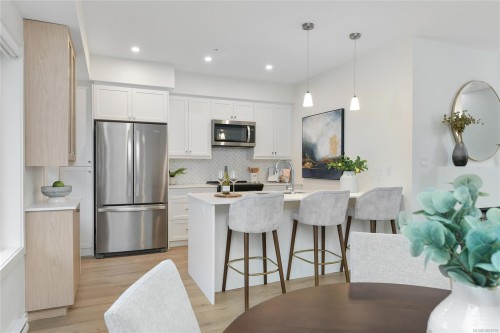 203-9716 Third St, Sidney, BC - Indoor Photo Showing Kitchen With Upgraded Kitchen