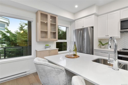 203-9716 Third St, Sidney, BC - Indoor Photo Showing Kitchen With Double Sink With Upgraded Kitchen