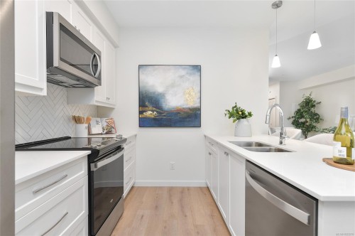 203-9716 Third St, Sidney, BC - Indoor Photo Showing Kitchen With Double Sink With Upgraded Kitchen