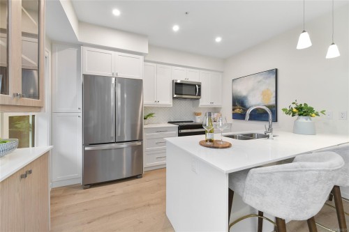 203-9716 Third St, Sidney, BC - Indoor Photo Showing Kitchen With Double Sink With Upgraded Kitchen
